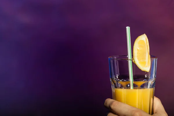 Glass of juice held by someone. — Stock Photo, Image