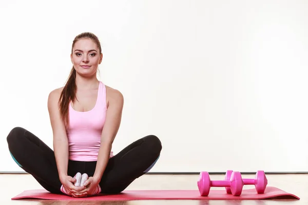 Meisje in de sportschool voordat u gaat trainen. — Stockfoto