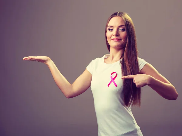 Žena růžové rakoviny pásu na hrudi drží otevřené dlaně — Stock fotografie