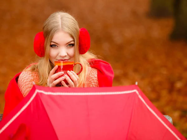 Chica en el parque de otoño disfrutando de bebida caliente — Foto de Stock