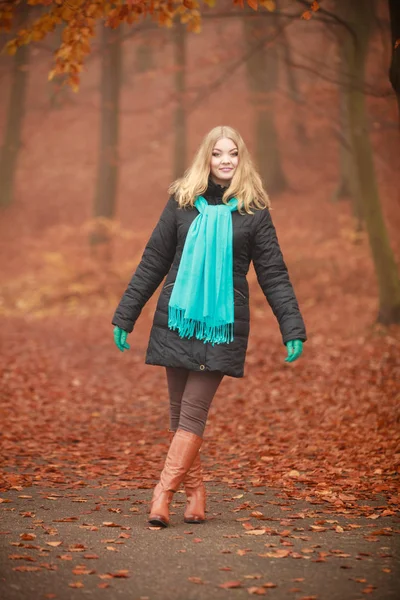 Usměvavá dáma, chůze přes park. — Stock fotografie