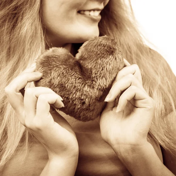 Donna ragazza bionda che tiene il cuore simbolo di amore — Foto Stock