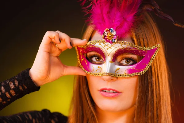 Mujer sensual con máscara de carnaval . —  Fotos de Stock