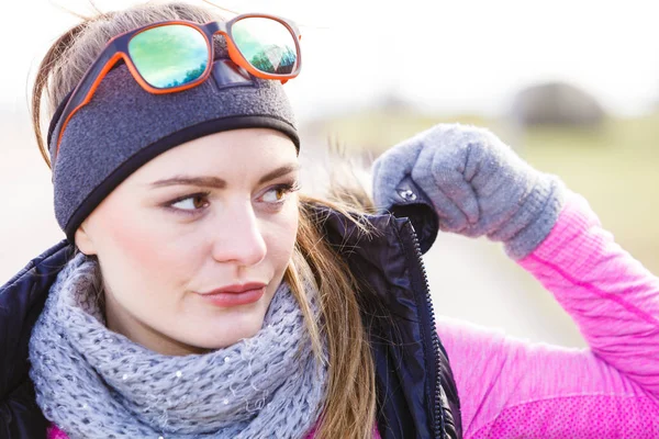 Fitness fille portant des vêtements sportifs chauds dans la journée froide — Photo