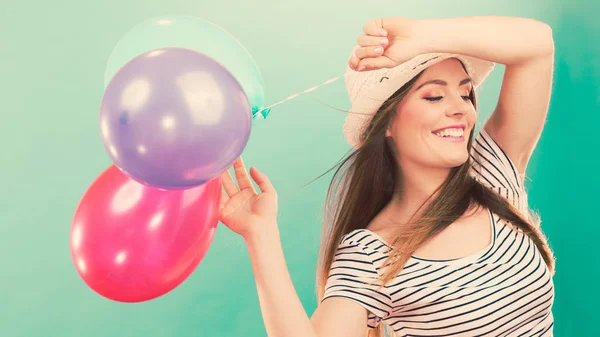 Chica alegre divertirse con globos de colores . —  Fotos de Stock