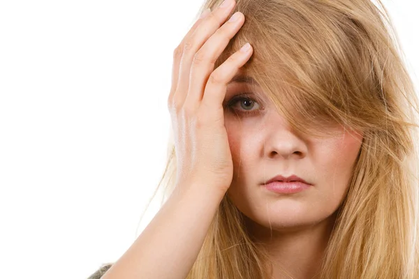頭に手を置いて頭痛を持つ女性 — ストック写真
