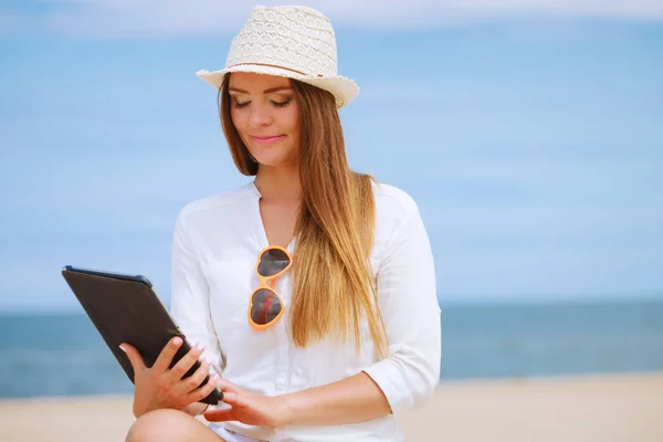 Chica con la tableta en la playa . — Foto de Stock