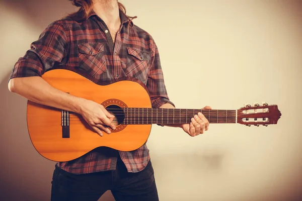 Mains masculines avec guitare — Photo
