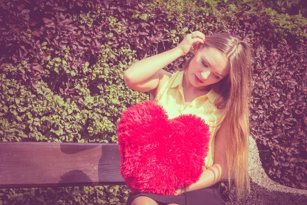 Teleurgesteld vrouw met grote rode hart — Stockfoto