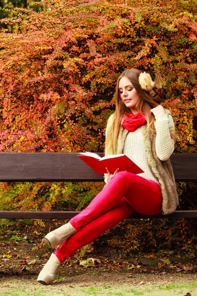 Kadın sonbahar park okuma kitapta rahatlatıcı — Stok fotoğraf