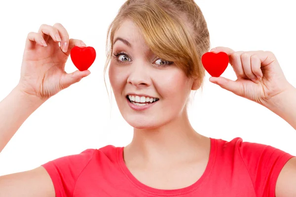 Lustige Frau hält rote Herzen als Liebessymbol — Stockfoto