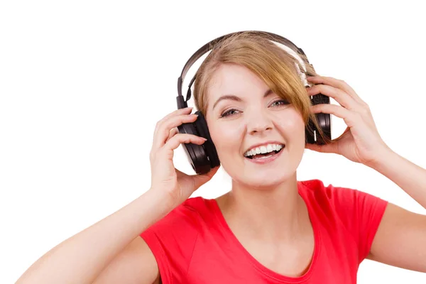 音楽を聴くが分離した大きなヘッドフォンでの女性 — ストック写真