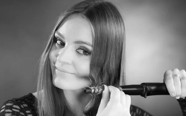 Happy woman curling her long brown hair — Stock Photo, Image