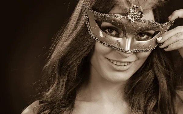 Zbliżenie kobieta twarz z karnawał maska na ciemno — Zdjęcie stockowe