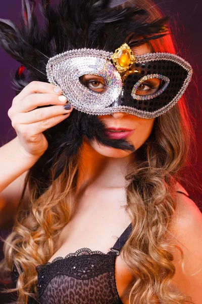 Sinnliche Frau mit Karnevalsmaske. — Stockfoto