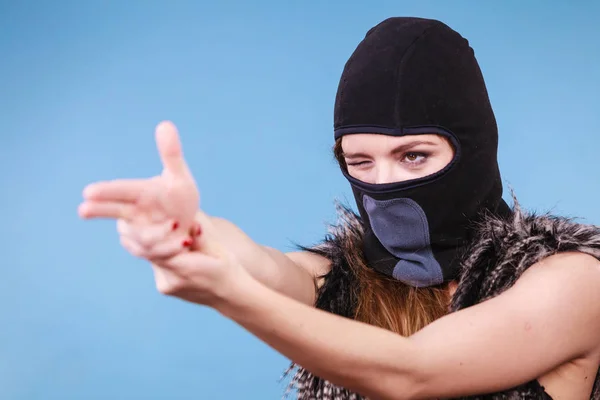 Kvinna i balaclava pistol gest, brottslighet och våld — Stockfoto