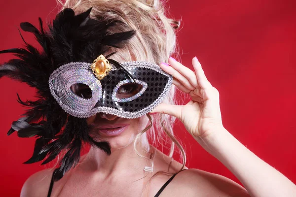 Atraktivní žena nosí karnevalovou masku. — Stock fotografie