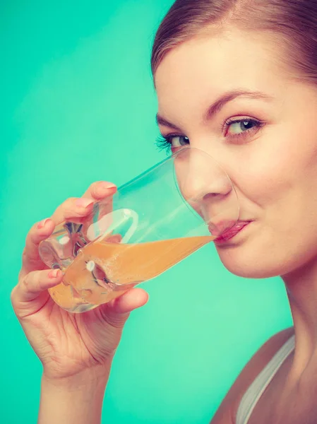 Frau trinkt Getränk mit Orangengeschmack oder Saft — Stockfoto