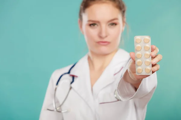 Farmacêutico com pílulas medicação . — Fotografia de Stock