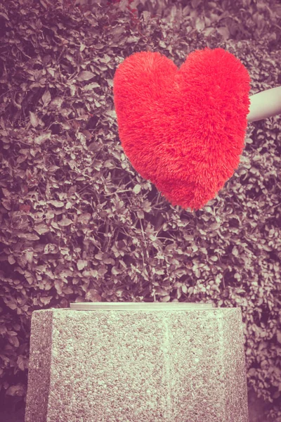 Gran corazón rojo en el bote de basura — Foto de Stock
