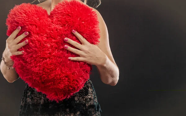Donna matura abbraccio grande cuore rosso — Foto Stock