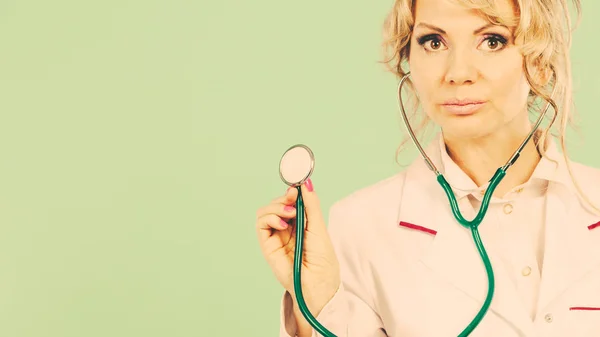 Žena lékař se stetoskopem. — Stock fotografie