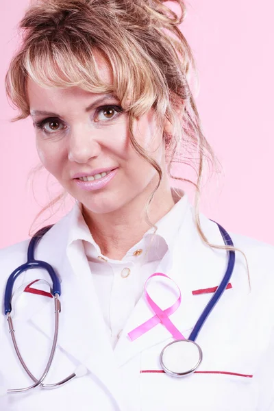 Läkare med rosa cancer band — Stockfoto