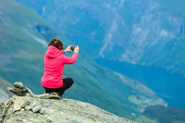 Turista tomando fotos desde el mirador Dalsnibba Noruega — Foto de Stock
