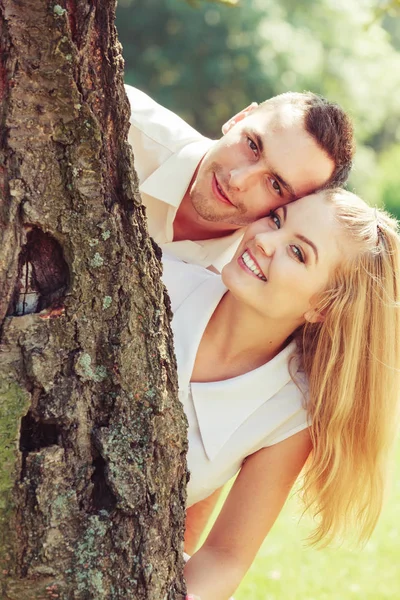 Šťastný pár s romantickou datum v parku — Stock fotografie