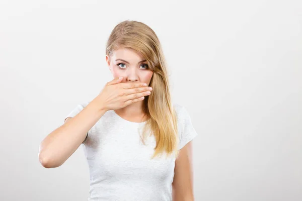 Mujer avergonzada teniendo la mano en la boca —  Fotos de Stock