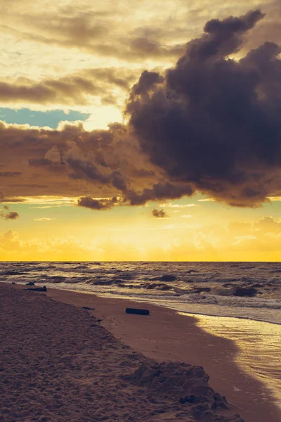 Hermosa puesta de sol con nubes sobre el mar y la playa —  Fotos de Stock