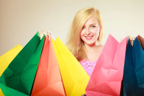 Mujer feliz en vestido corto con bolsas de compras —  Fotos de Stock