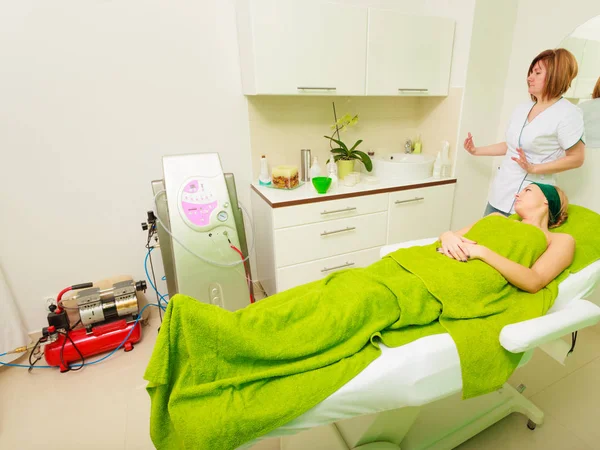 Frau wartet auf Therapie bei Kosmetikerin — Stockfoto