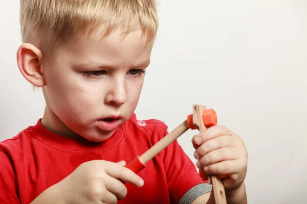 Kleiner Junge spielt mit Spielzeug auf Tisch. — Stockfoto