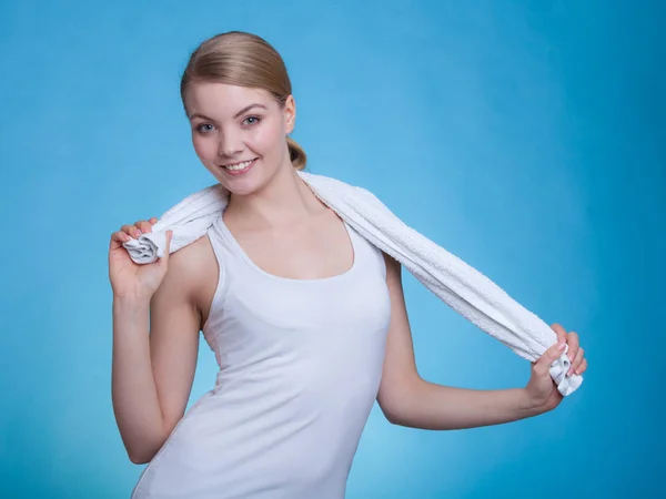 Mulher com uma toalha ao redor dos ombros sorrindo — Fotografia de Stock