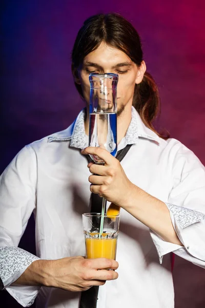 Feesten barman maakt cocktail. — Stockfoto