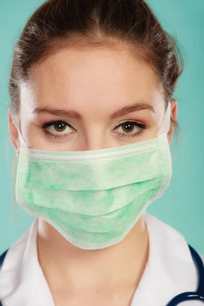 Portret van vrouwelijke arts in masker. — Stockfoto