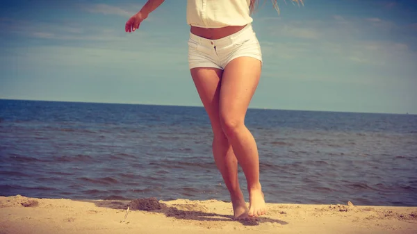 Šťastná žena na letní beach. — Stock fotografie