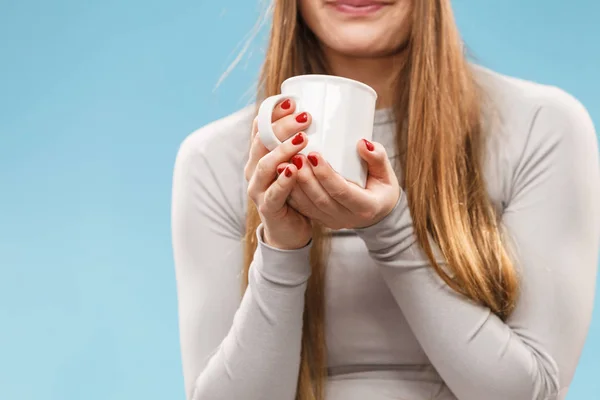 Menina em roupa interior térmica beber chá — Fotografia de Stock