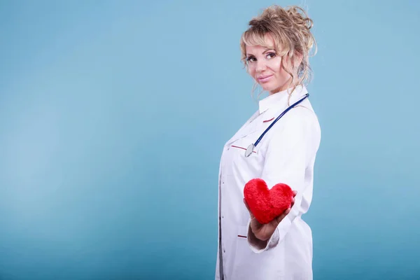 Middelste leeftijd blonde arts geniet van haar werk. — Stockfoto