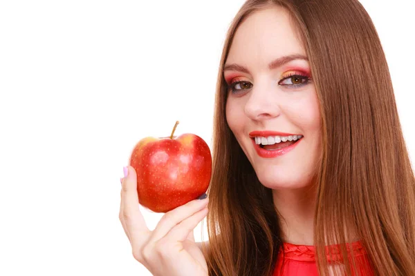 Kvinna charmiga flicka färgglad makeup håller apple frukt — Stockfoto