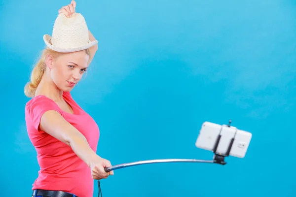 Frau fotografiert sich mit Handy am Stick — Stockfoto