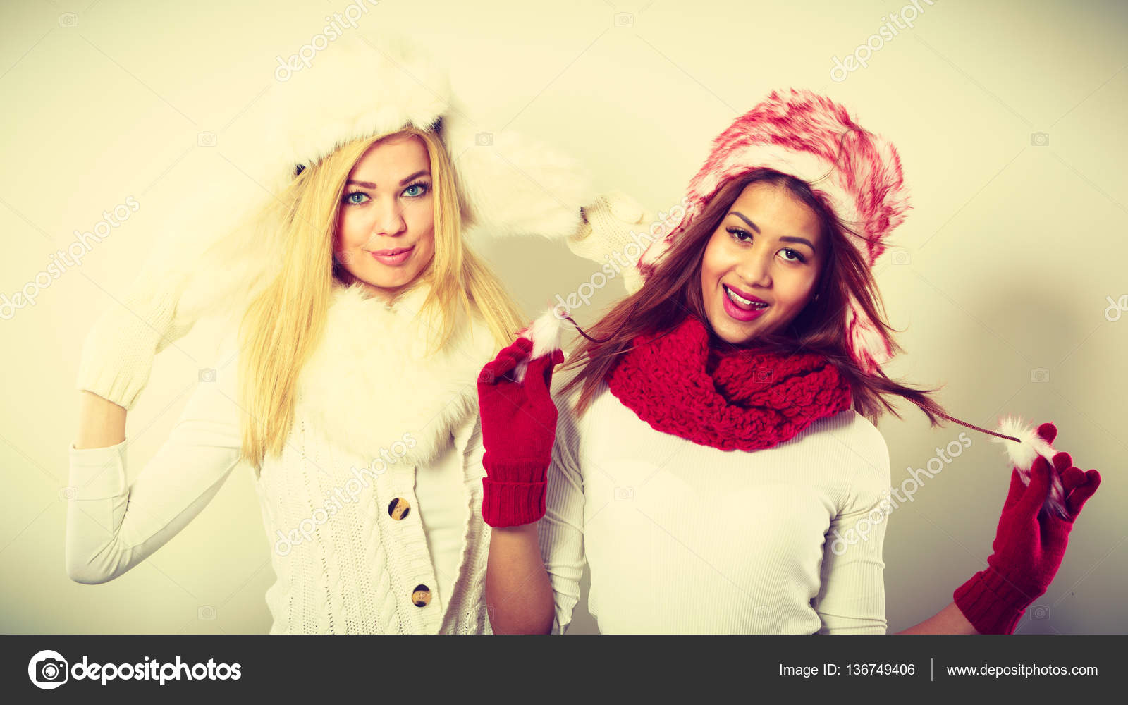 Две улыбающиеся девушки в теплой зимней одежде . стоковое фото ©Voyagerix 136749406