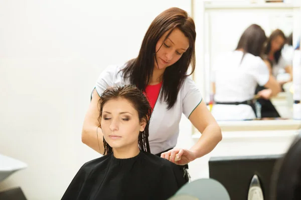 Donna ottenere taglio di capelli in un salone di bellezza — Foto Stock