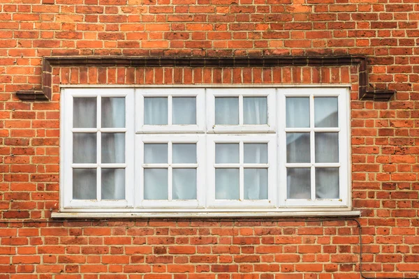 Pared de ladrillo rojo con ventana blanca — Foto de Stock