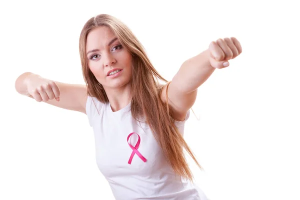 Женщина с розовой лентой на груди бьет бокс — стоковое фото