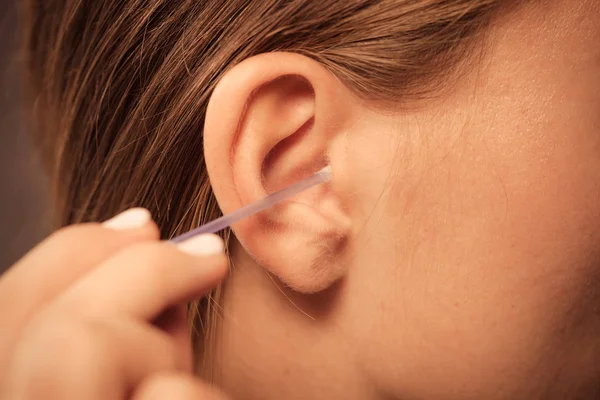 Vrouw schoonmaken oor met katoen swabs closeup — Stockfoto