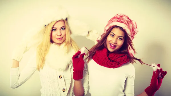 Dos chicas sonrientes con ropa cálida de invierno . —  Fotos de Stock