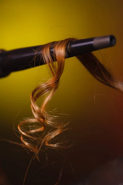 Primo piano di capelli castani su bigodino — Foto Stock