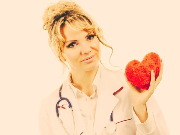 Cardióloga con corazón rojo . — Foto de Stock